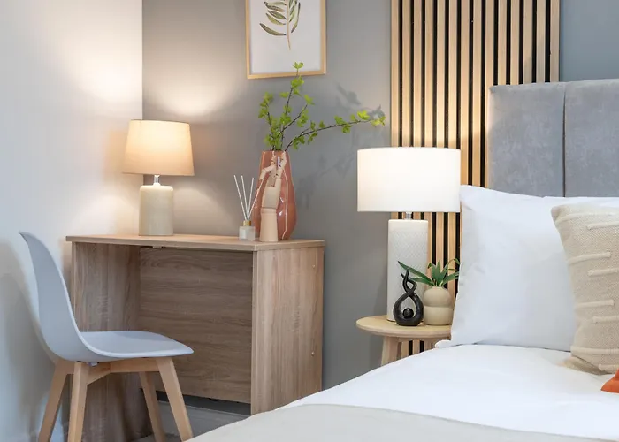 Spacious Modern 2Br - Parking - Workspace Area, Ideal For Contractors & Long Stays - Nordstay Casa de Férias *