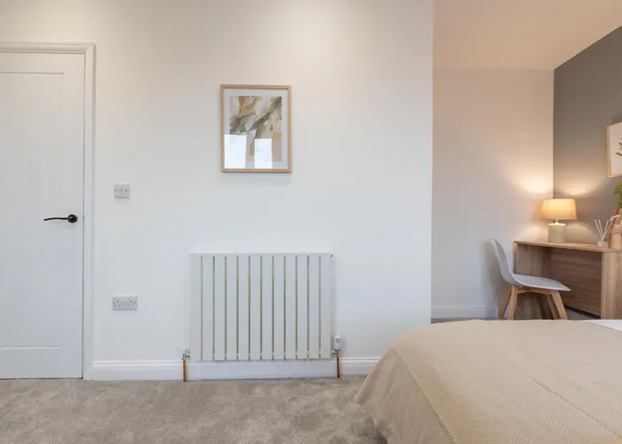 Spacious Modern 2Br - Parking - Workspace Area, Ideal For Contractors & Long Stays - Nordstay Leeds (West Yorkshire)